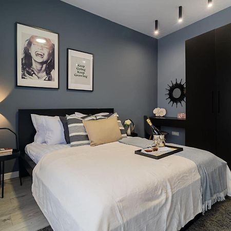 Chic Black & White 2Br Retreat On Dambovitei Bucarest Extérieur photo
