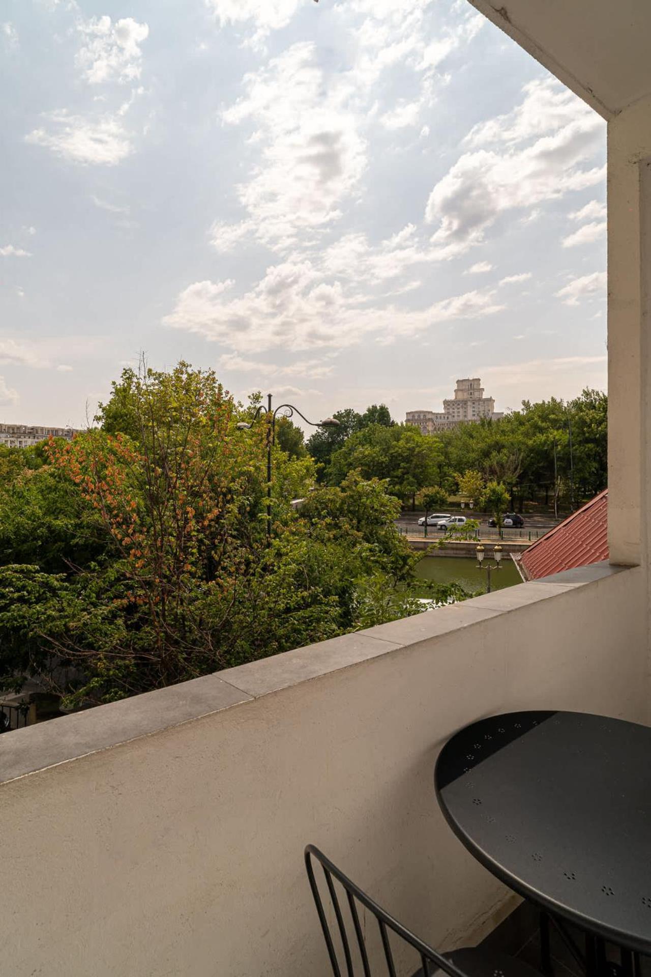 Chic Black & White 2Br Retreat On Dambovitei Bucarest Extérieur photo
